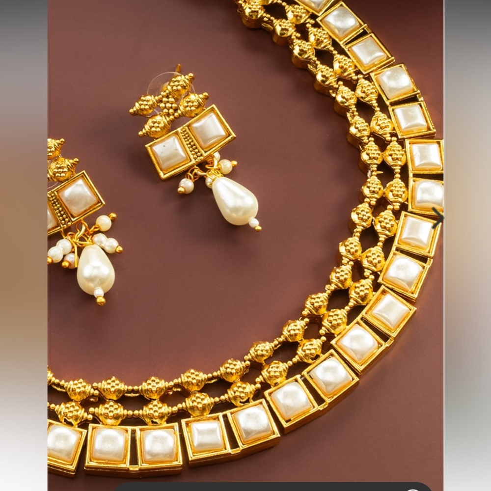 Necklace and earring set
